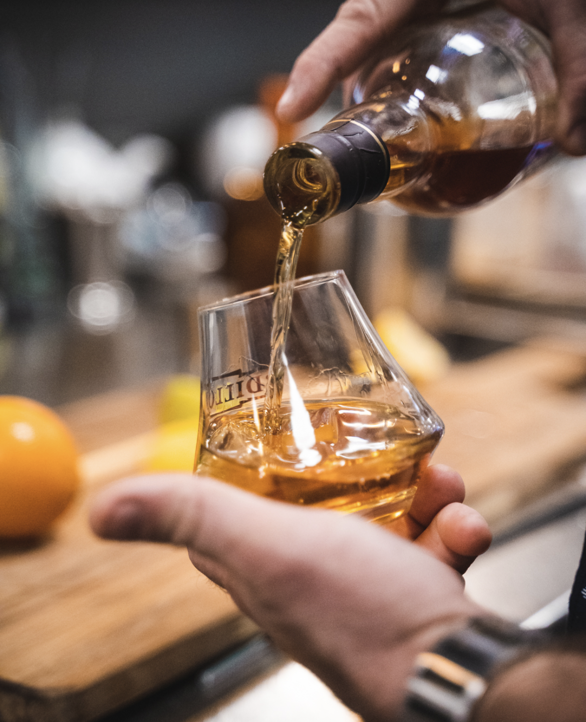 Verre de Whisky dans une main