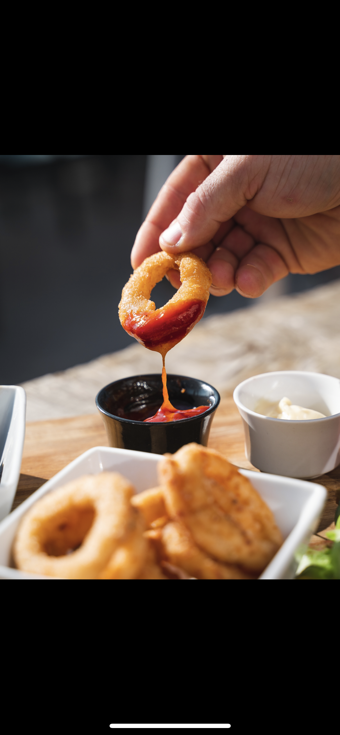 Oignon rings trempé dans la sauce