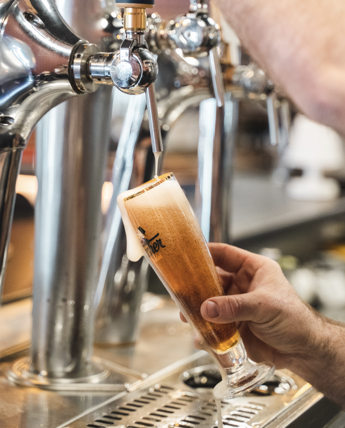 Tireuse à bière avec un verre