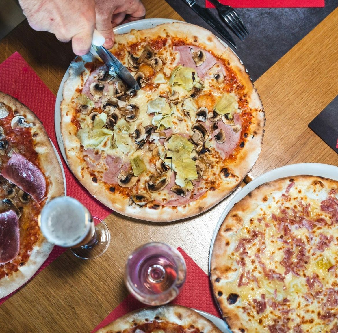 Trois pizzas sur une table