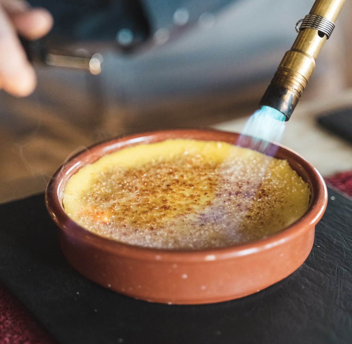 Crème brûlée entrain d'être caramélisée