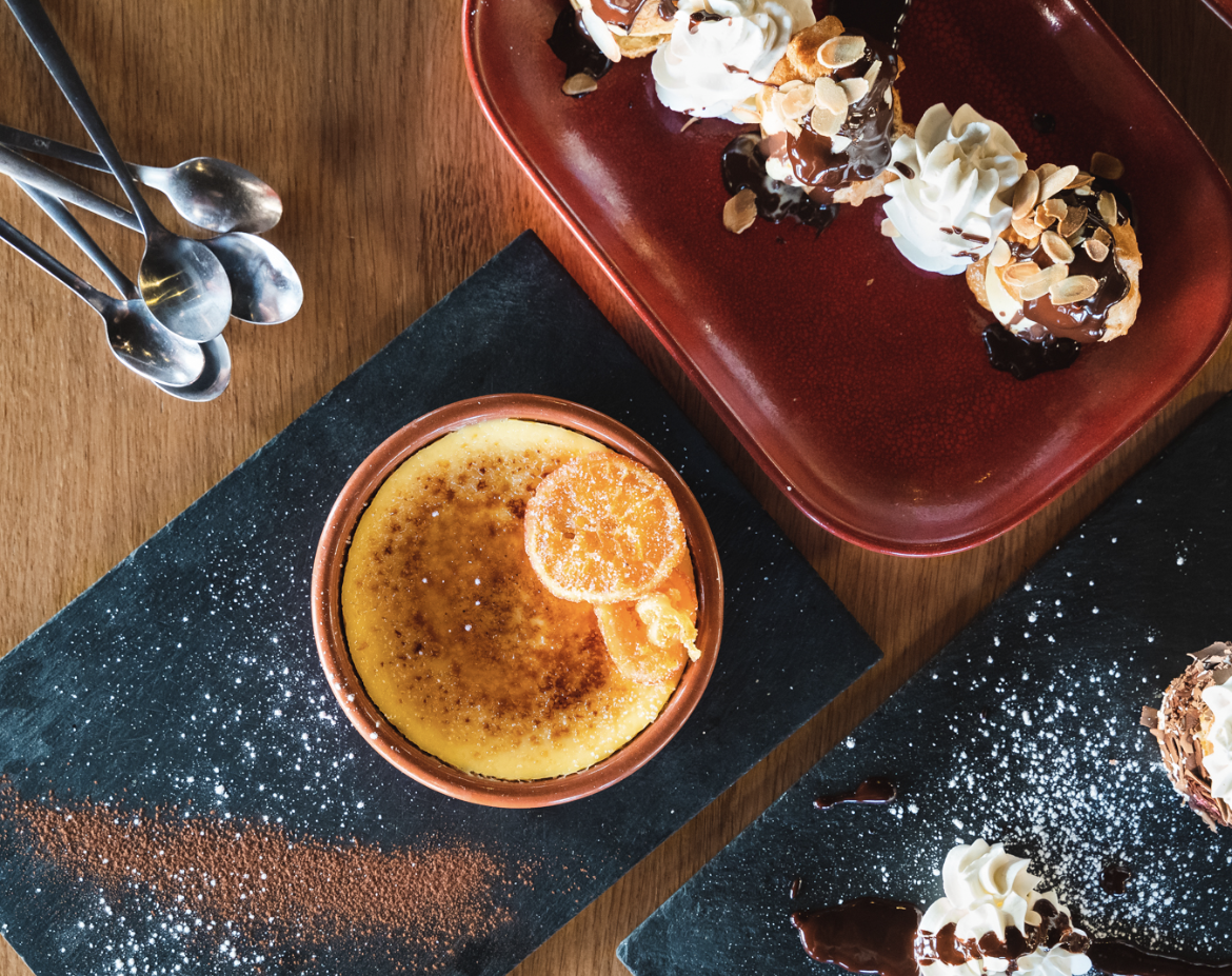 Crème brulée et chou rempli de glace