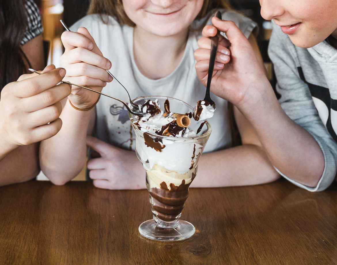 Photo de personnes qui mangent un coupe de glace