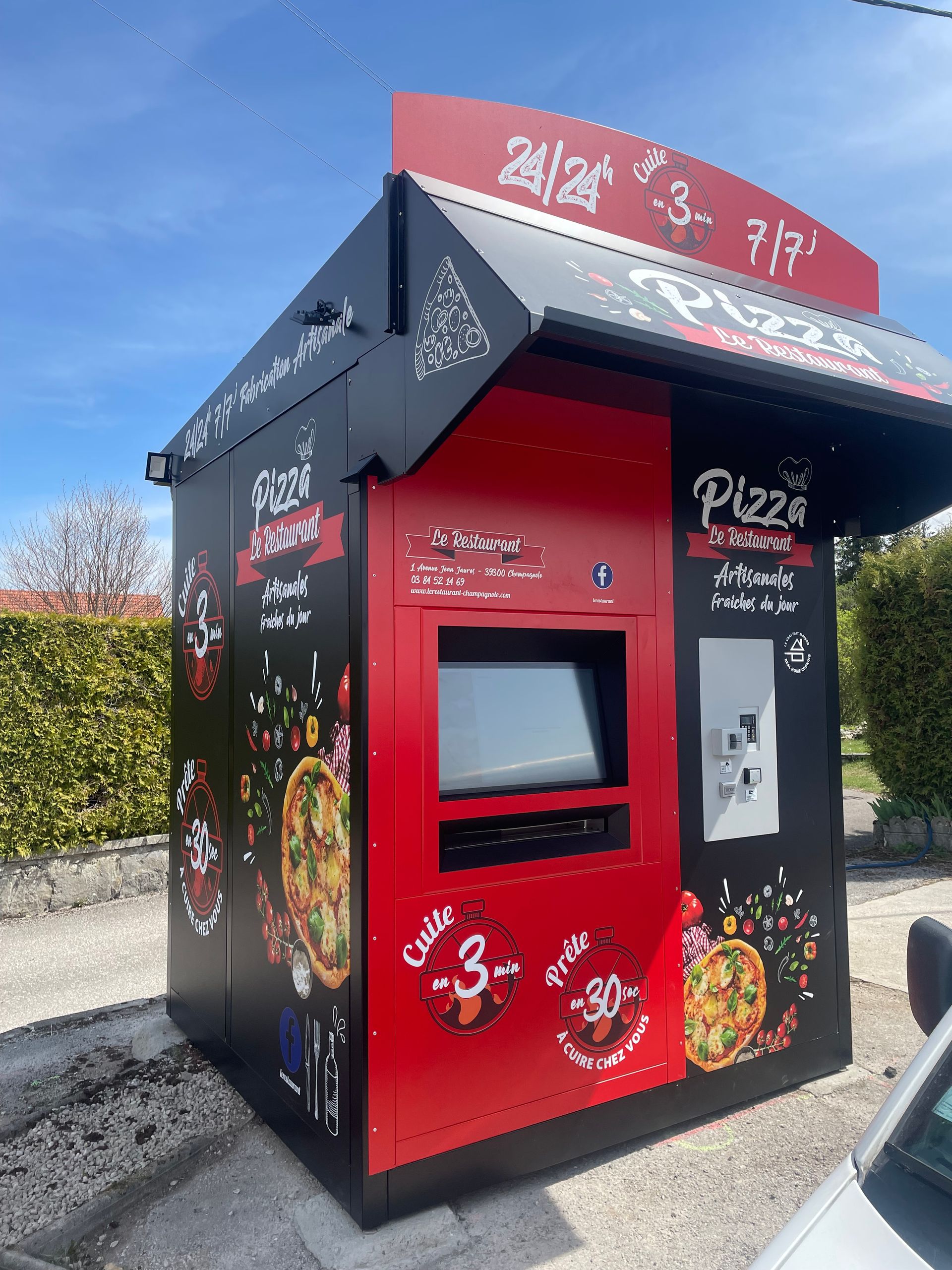 Distributeur à pizzas sur le parking d'une station