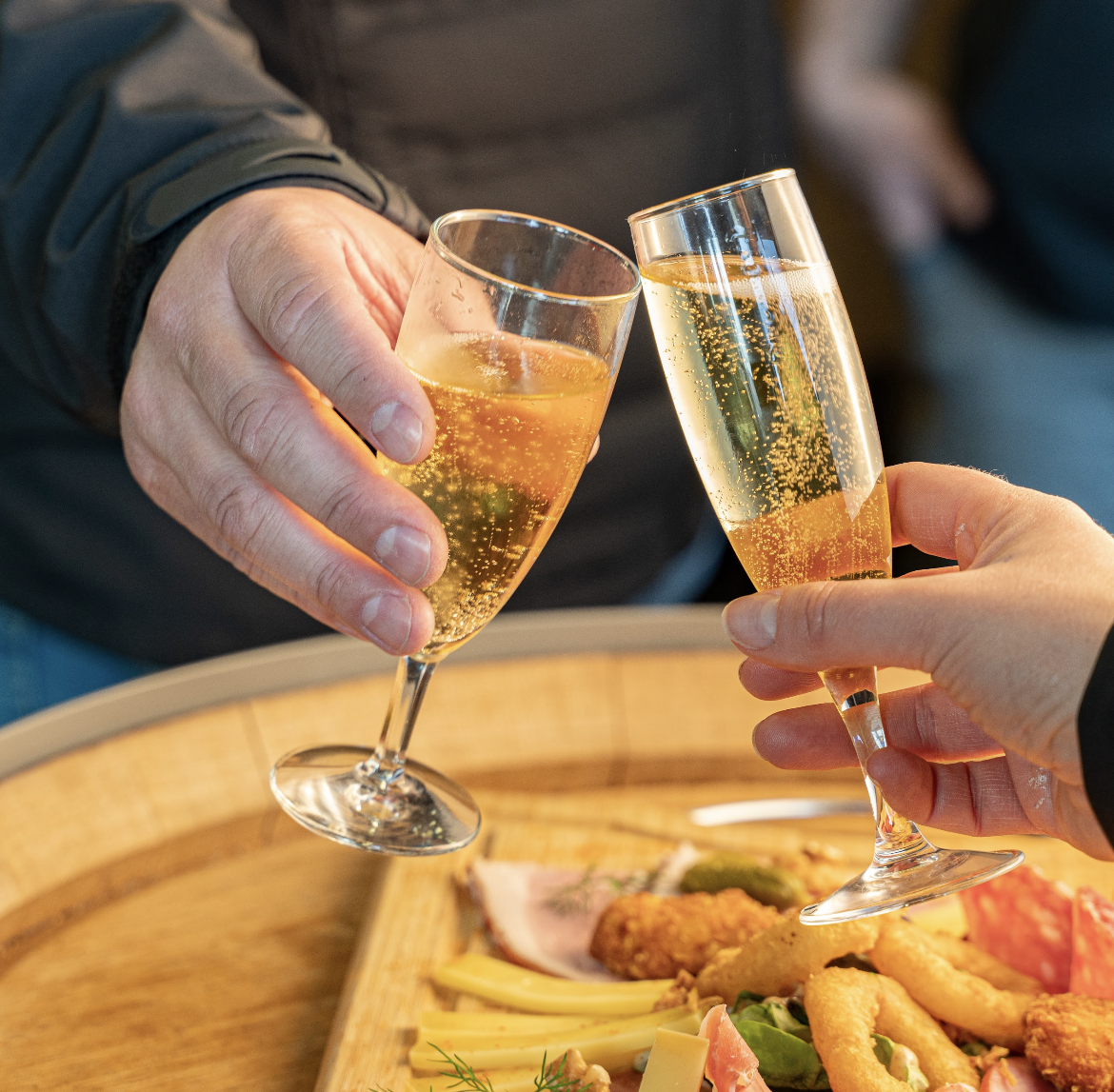 Photo de deux coupes de champagnes