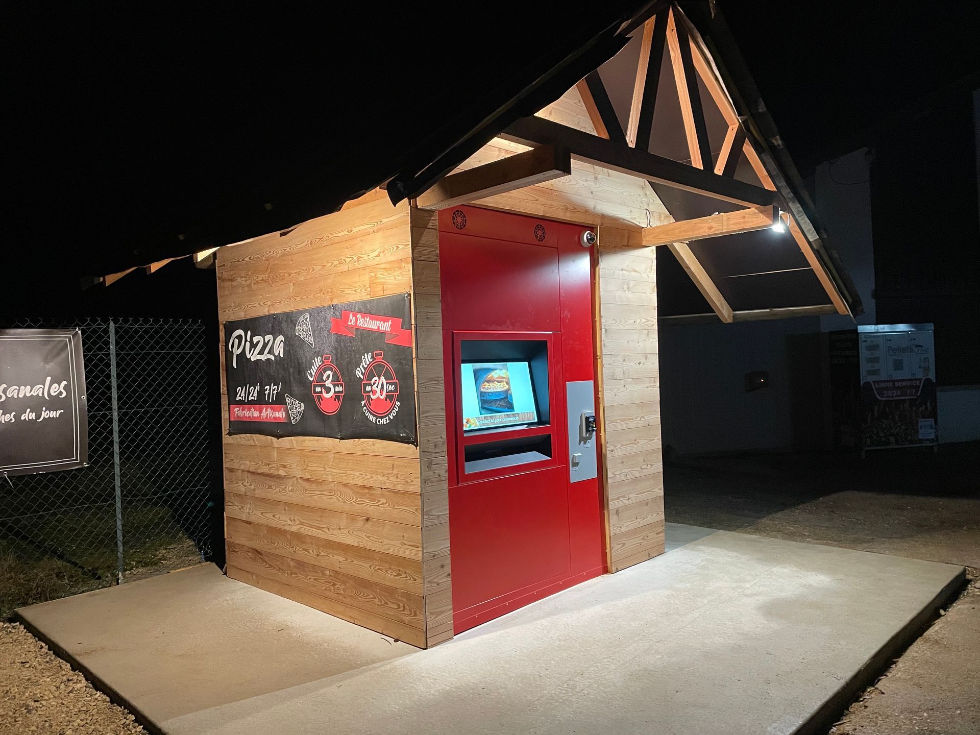 Distributeur à pizza sur le parking d'un supermarché