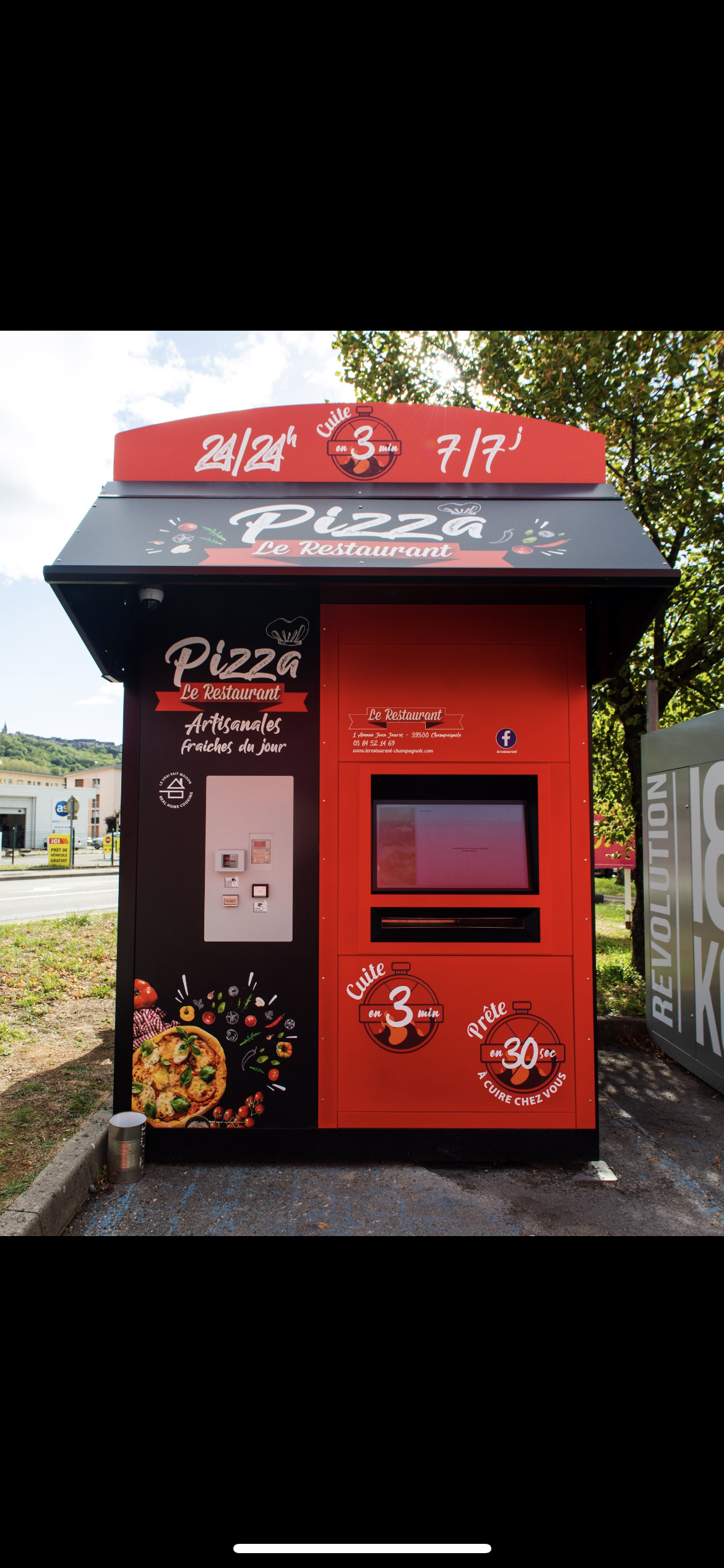 Photo d'un distributeur à pizzas sur le bord de la route