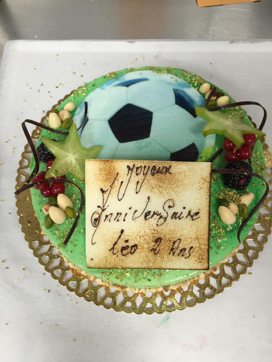 Gâteau d'anniversaire sur le thème du foot