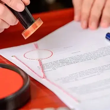 Una persona está estampando un trozo de papel con un sello.