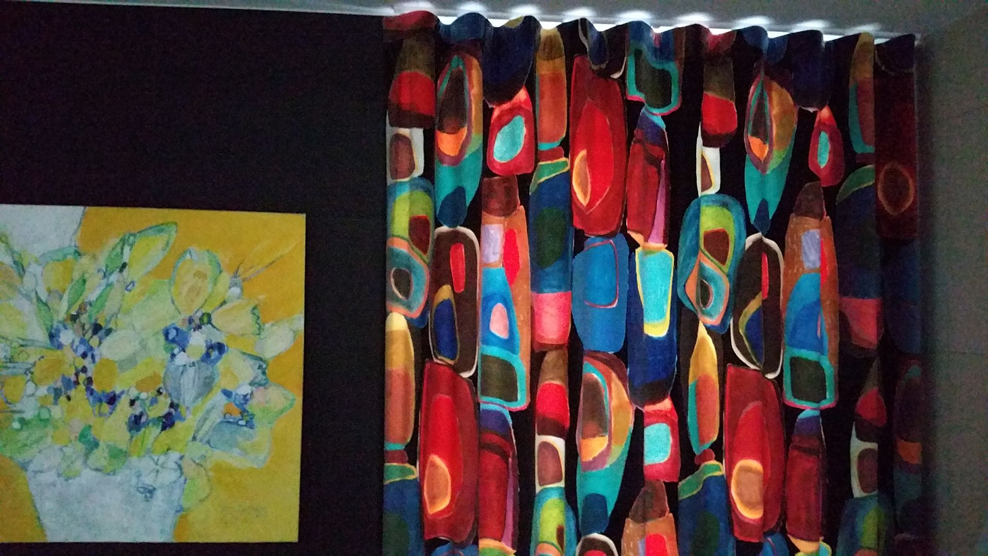 Rideau velours JAB multicolore et peinture d'un bouquet de fleurs jaunes