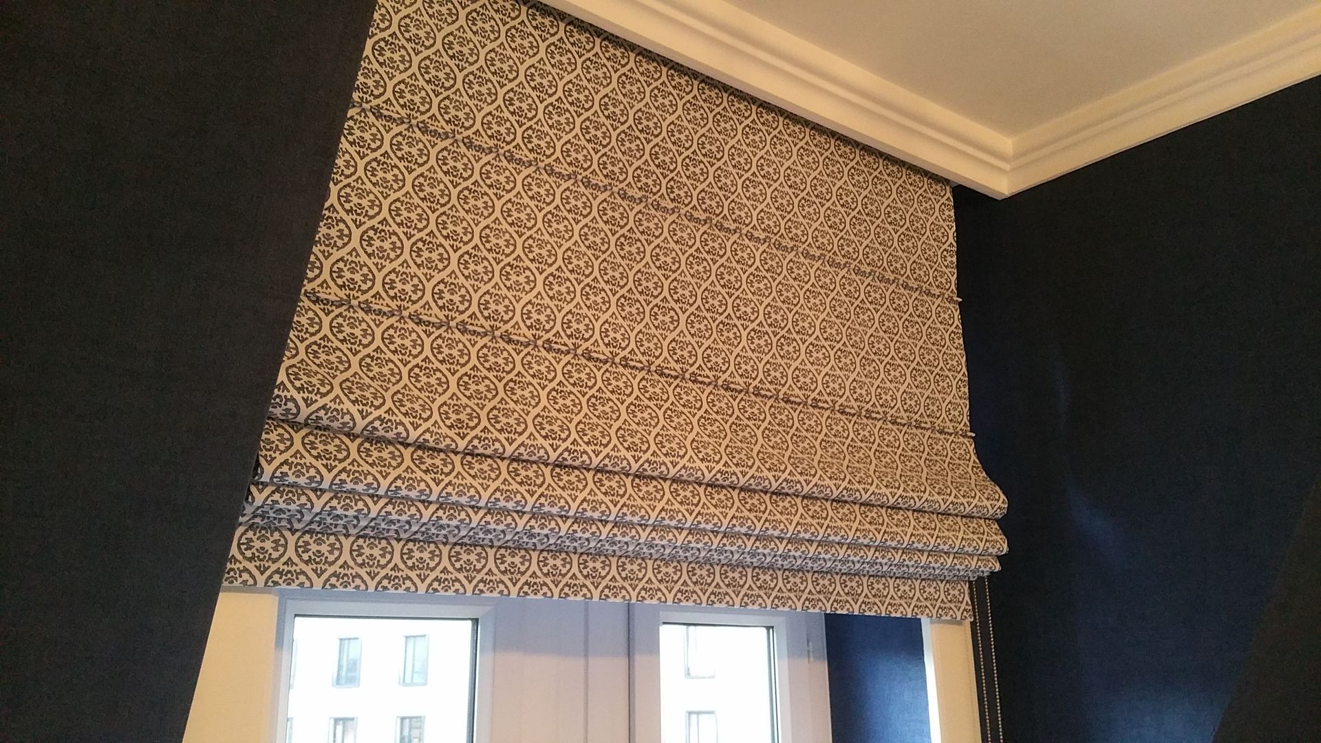 Store bateau à motif bleu sur fond blanc