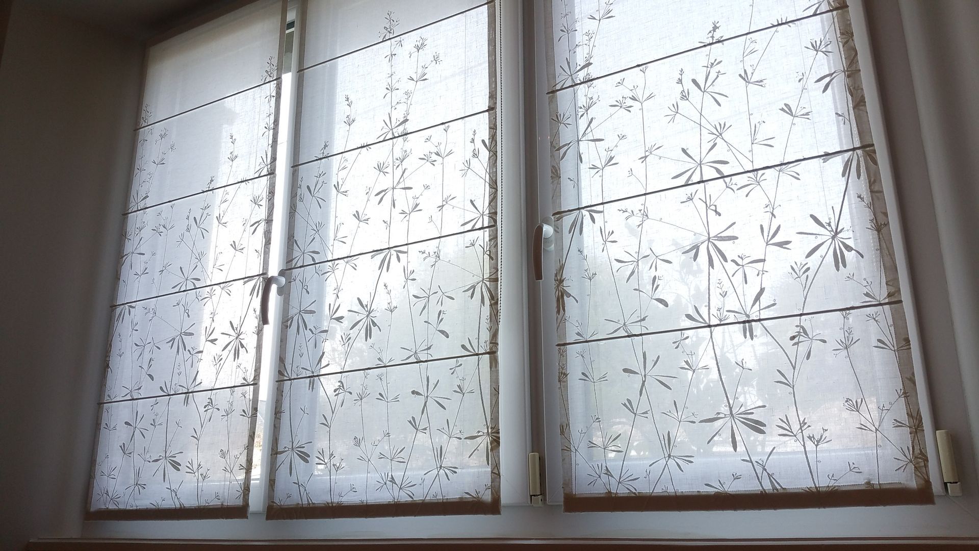 Stores bateaux avec voilage blanc transparent et motifs à fleurs délicats