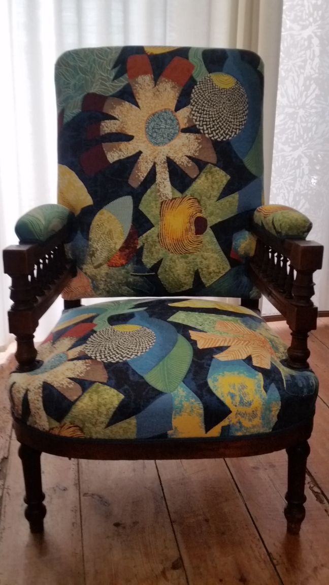 Fauteuil avec motifs à grandes fleurs géométriques