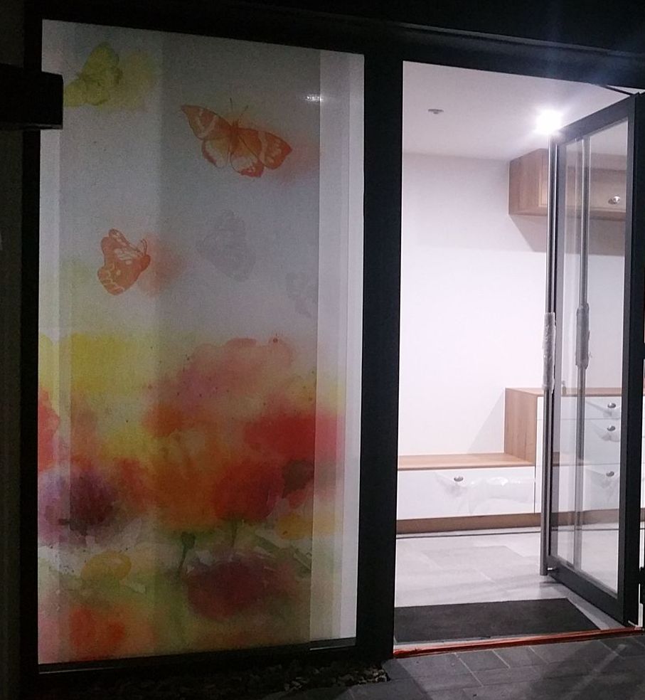 Parois japonaises avec grosses fleurs en partie basse et papillons au dessus , ces motifs de tissus semblent peints à l'aquarelle