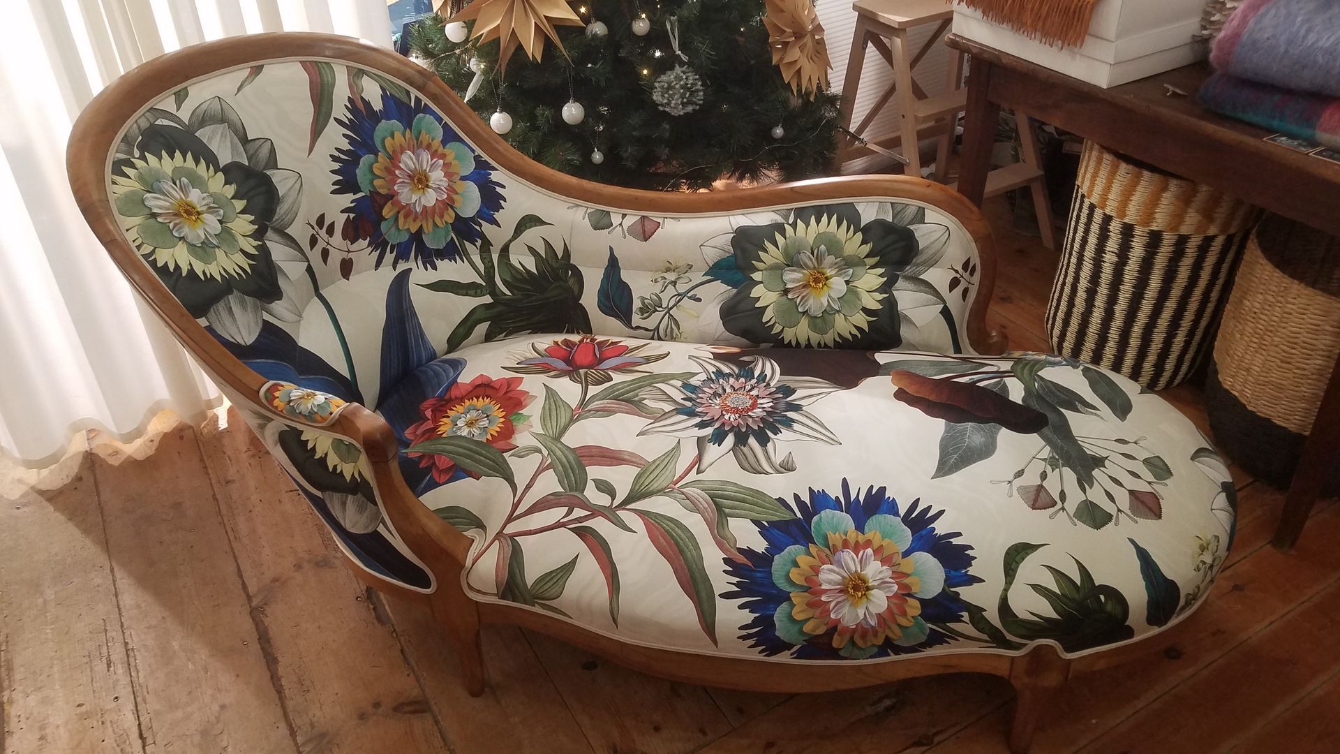 Méridienne tissu fond clair avec très grands motifs floraux