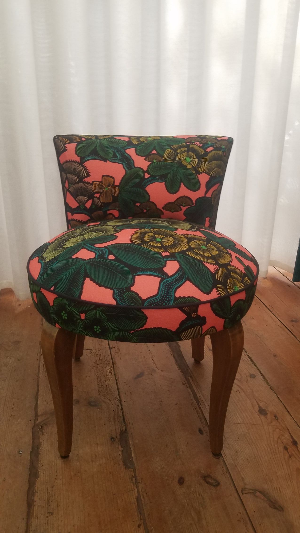 Chaise rembourrée avec tissu rose et vert avec motif de fleurs et de feuilles