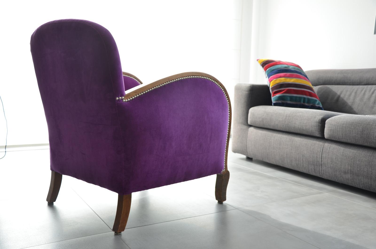 Fauteuil club tissu velour violet, canapé gris, coussin à rayures multicolores