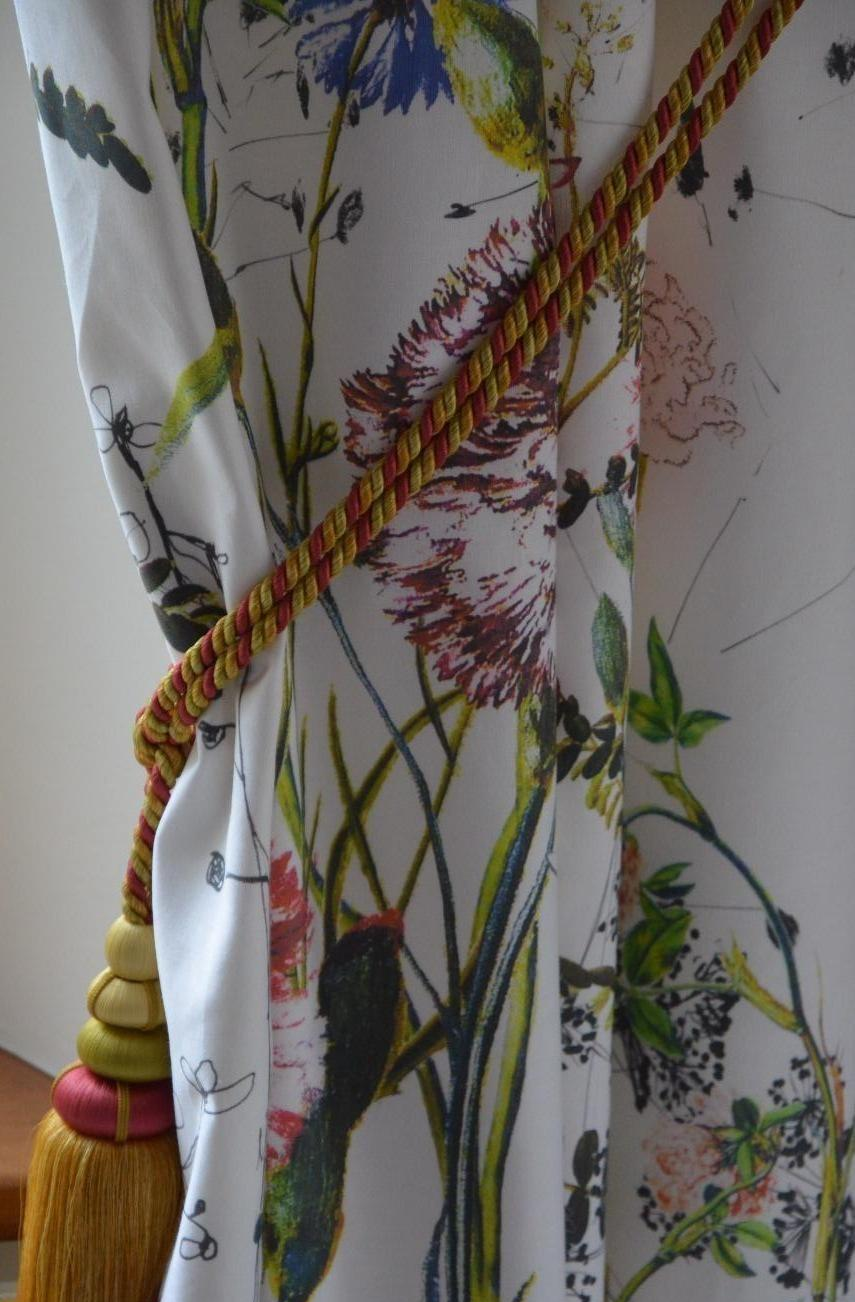 Rideau fond blanc avec fleurs et embrasse en passementerie assortie