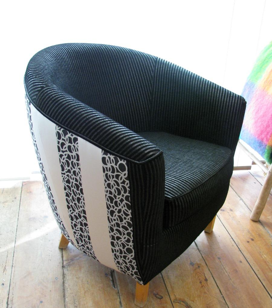 Fauteuil club noir et blanc avec différents motifs et différentes matières