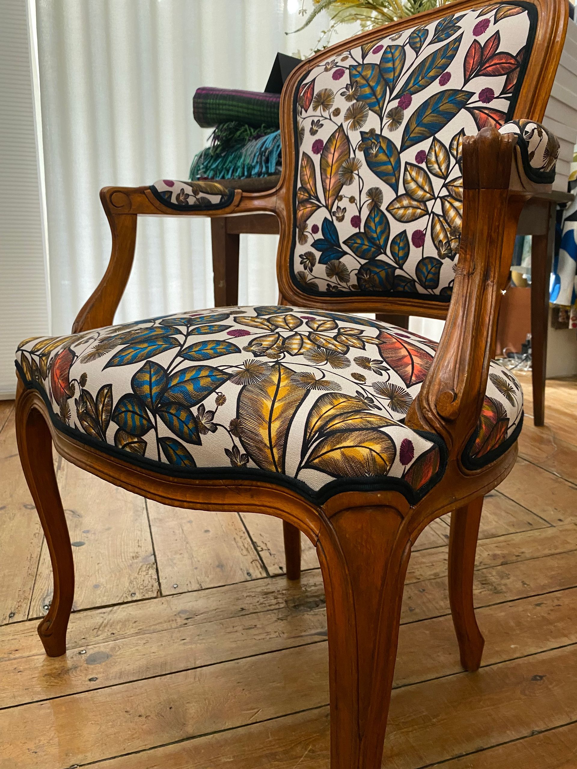 Fauteuil avec tissu décoré de feuilles multicolores