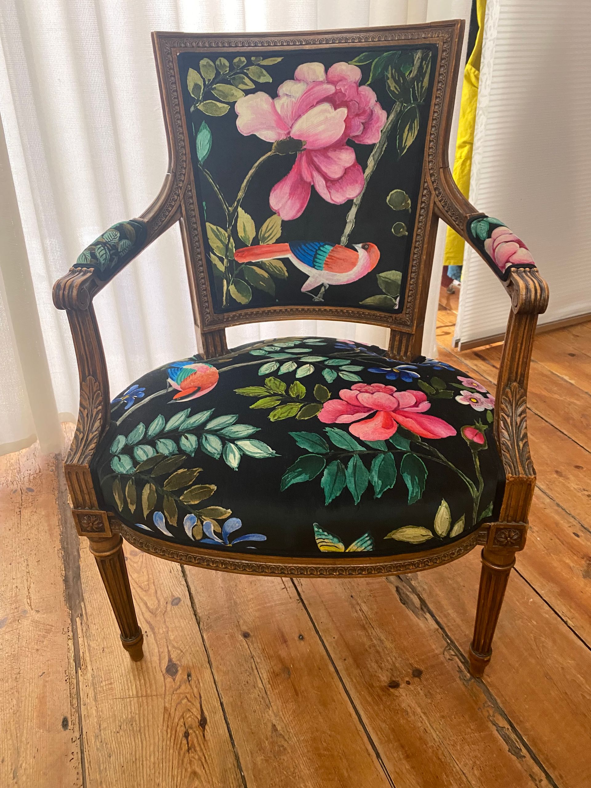 Fauteuil fond noir avec fleurs et oiseaux de couleurs vives