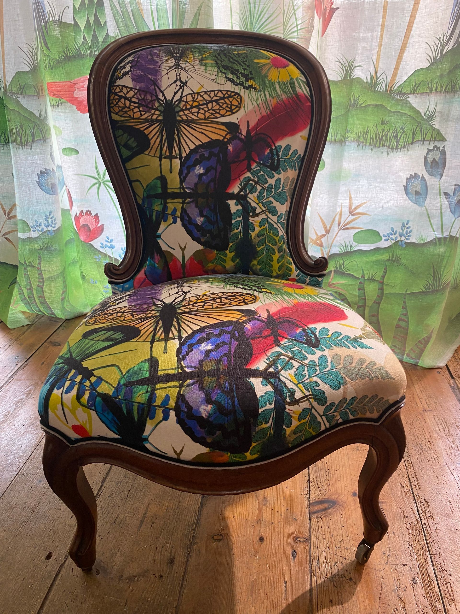 Fauteuil avec tissu très coloré Christian Lacroix