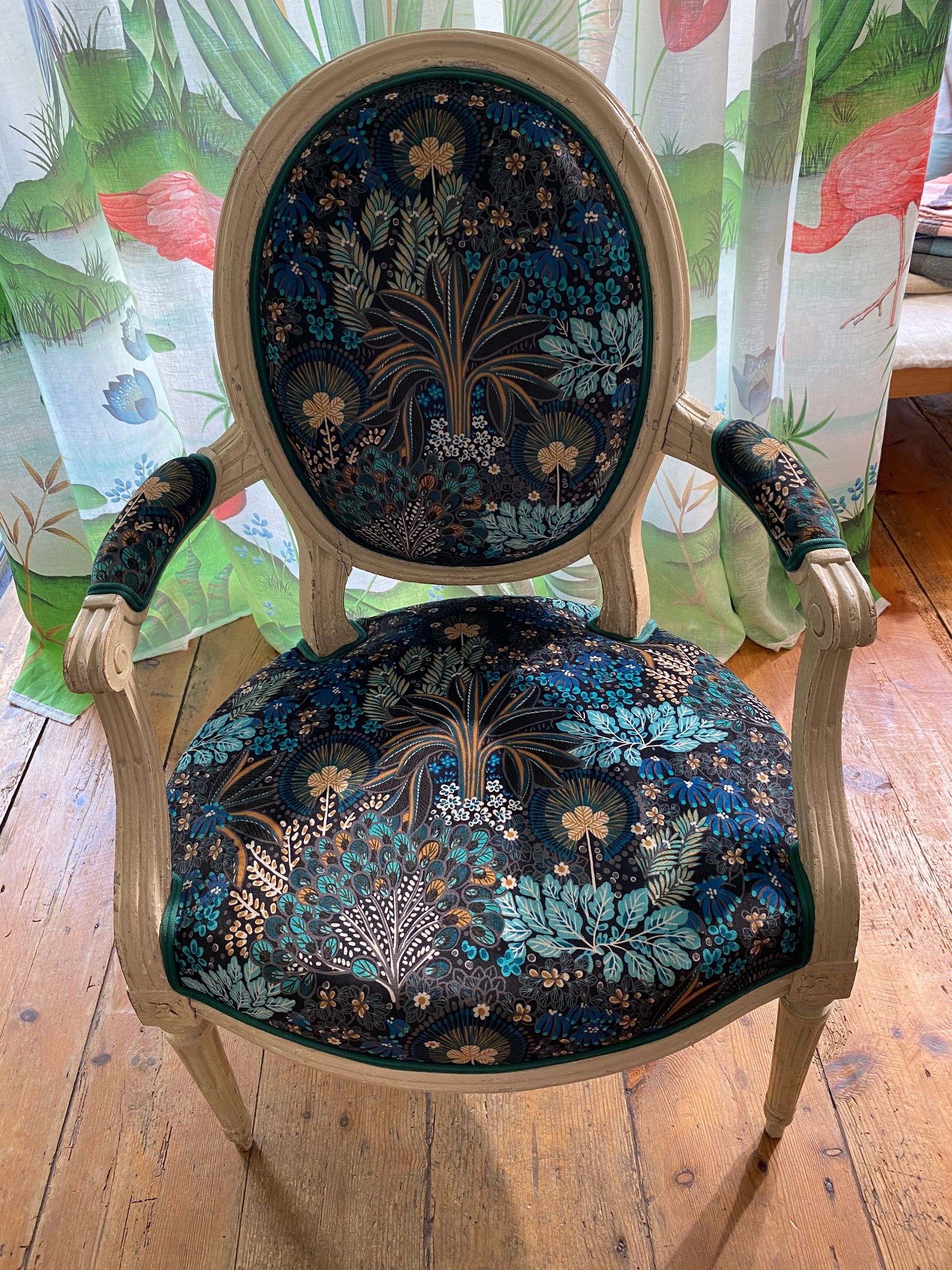 Fauteuil bleu avec tissu floral