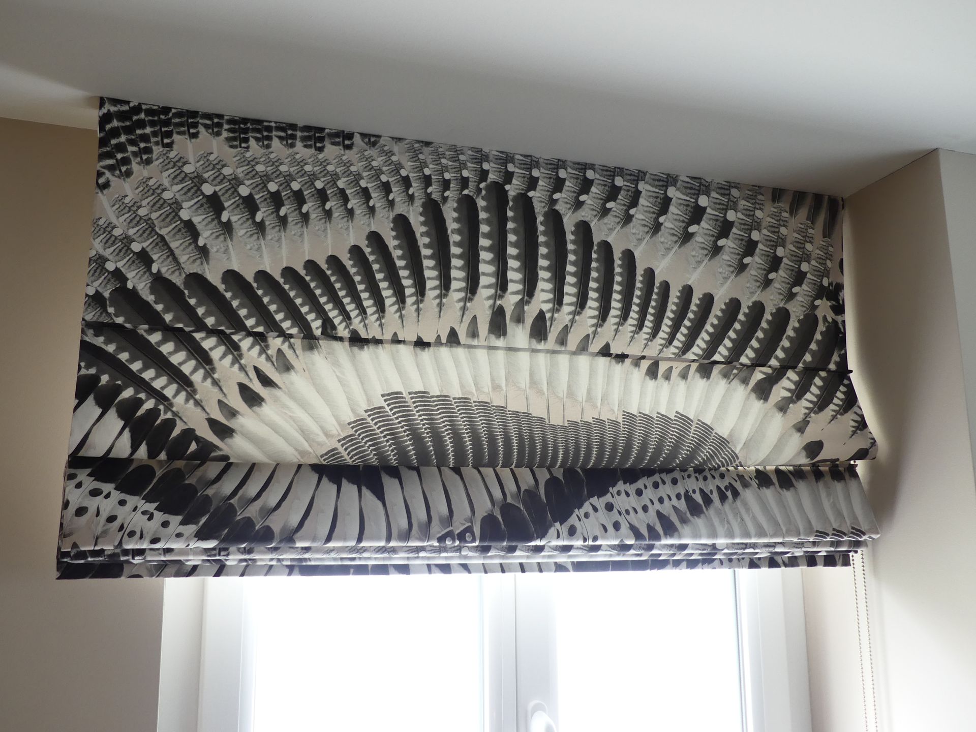 Store bateau en tissu bleu et blanc avec motifs plumes