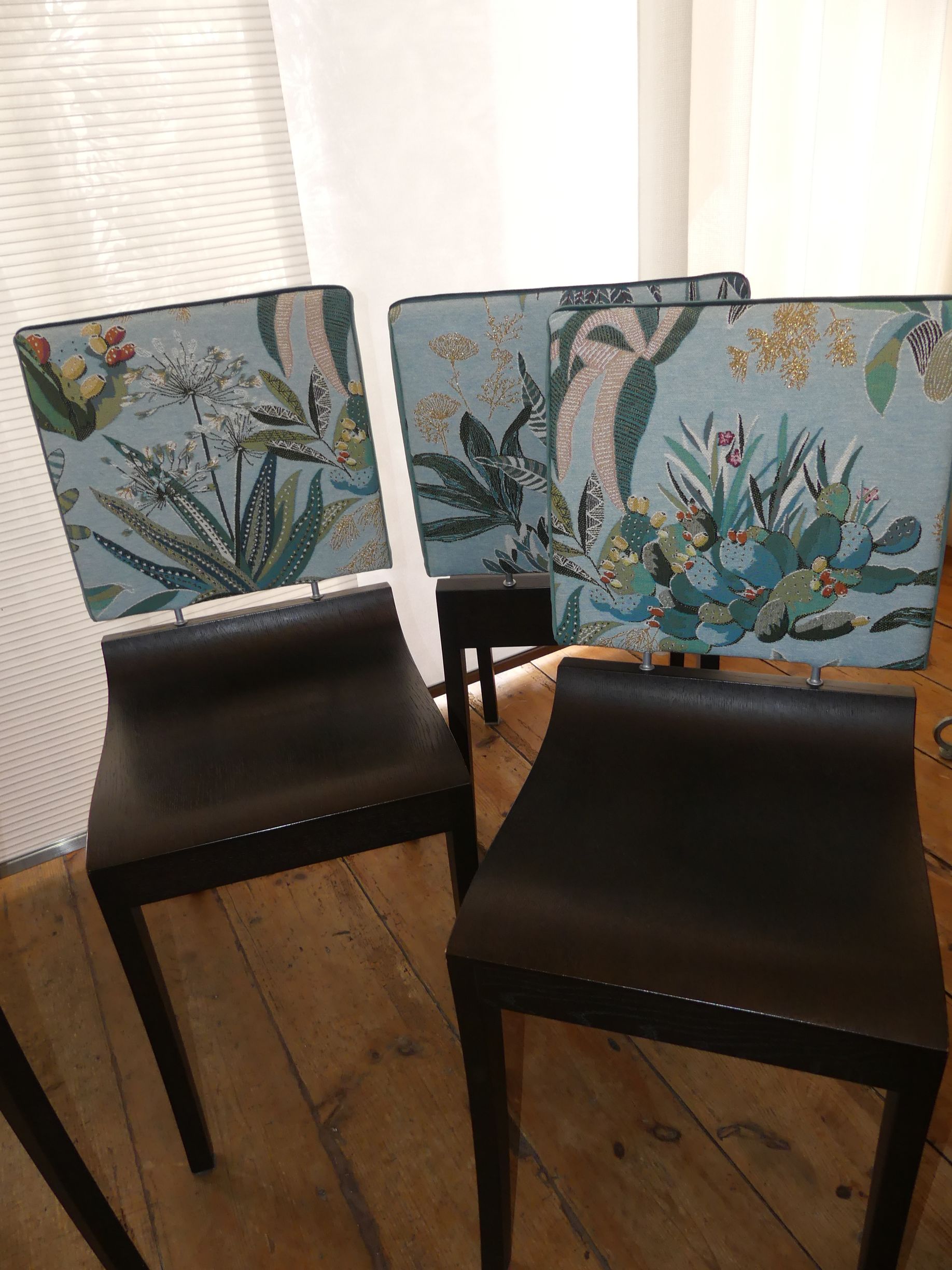 Chaises design avec assises en bois et dossiers tapissier avec tissu à motif fleuri