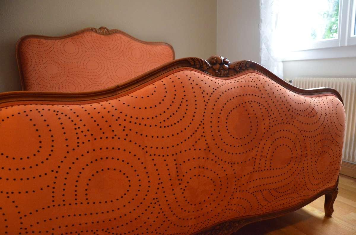 Tête de lit refaite avec lit capitonné avec tissu dominante orange