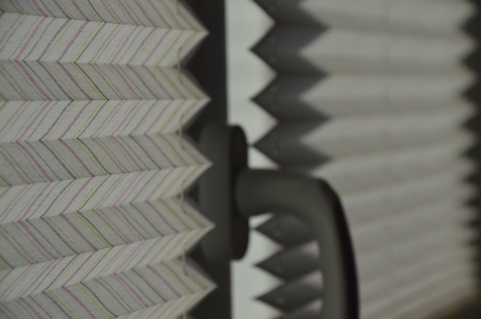 Zoom sur un stores plissés avec fines rayures verticales