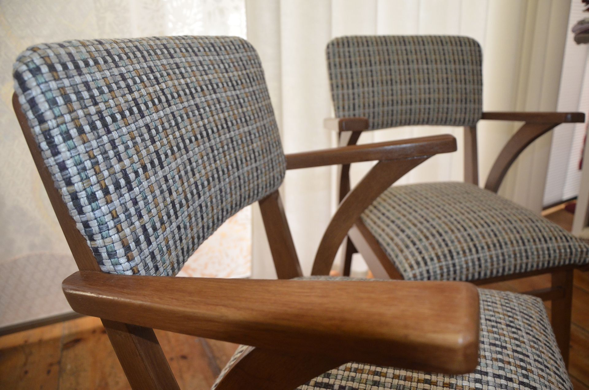 Chaises avec assise et dossier rembourrés