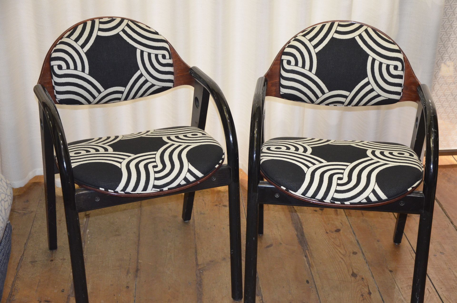 Chaises avec accoudoirs, assises et dossiers avec un tissu design noir et blanc de lignes entrelacées