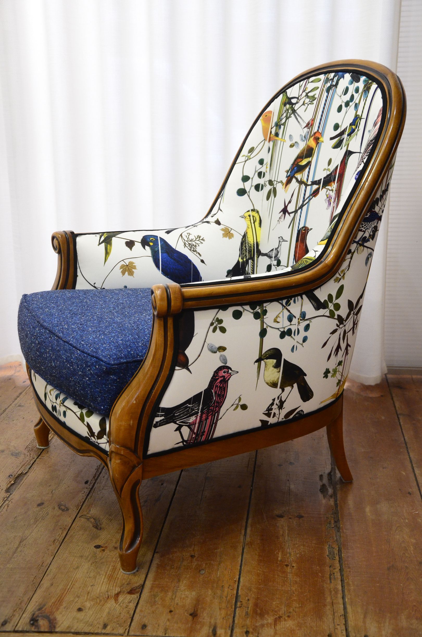 Fauteuil tissu fond blanc avec oiseaux et feuillages colorés 