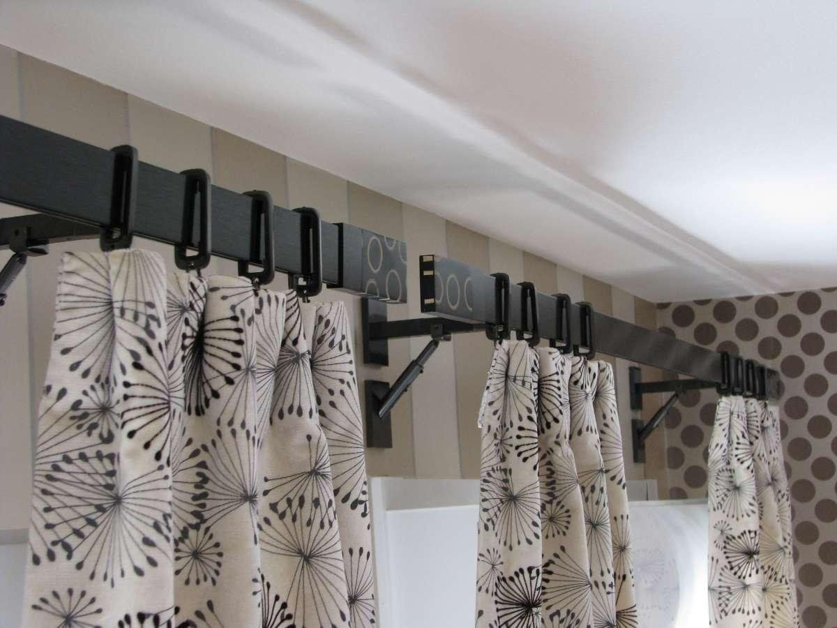 Tringle à rideau noire à anneaux, rideau blanc avec motifs noirs type graines de pissenlit