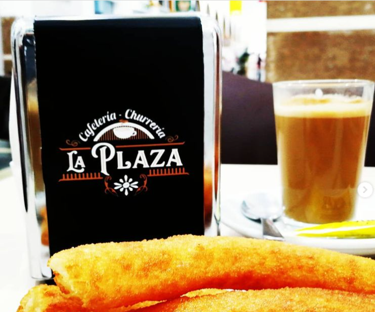 Un servilletero con la palabra la plaza.