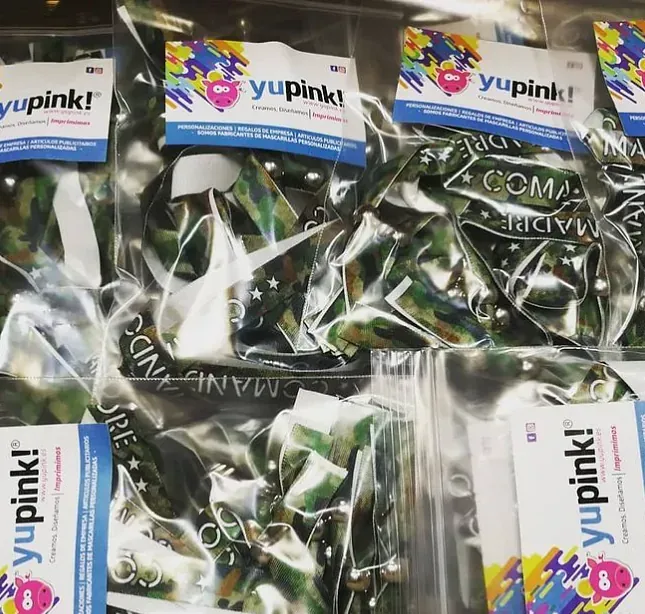 Un montón de productos yupink en bolsas de plástico.