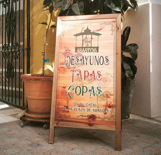 A sign that says desayunos tapas copas on it