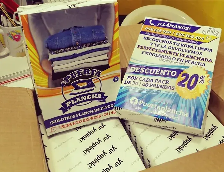 Una caja de Puerto Plancha está sobre una mesa.