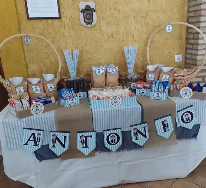 Una mesa con una pancarta que dice Antonio.