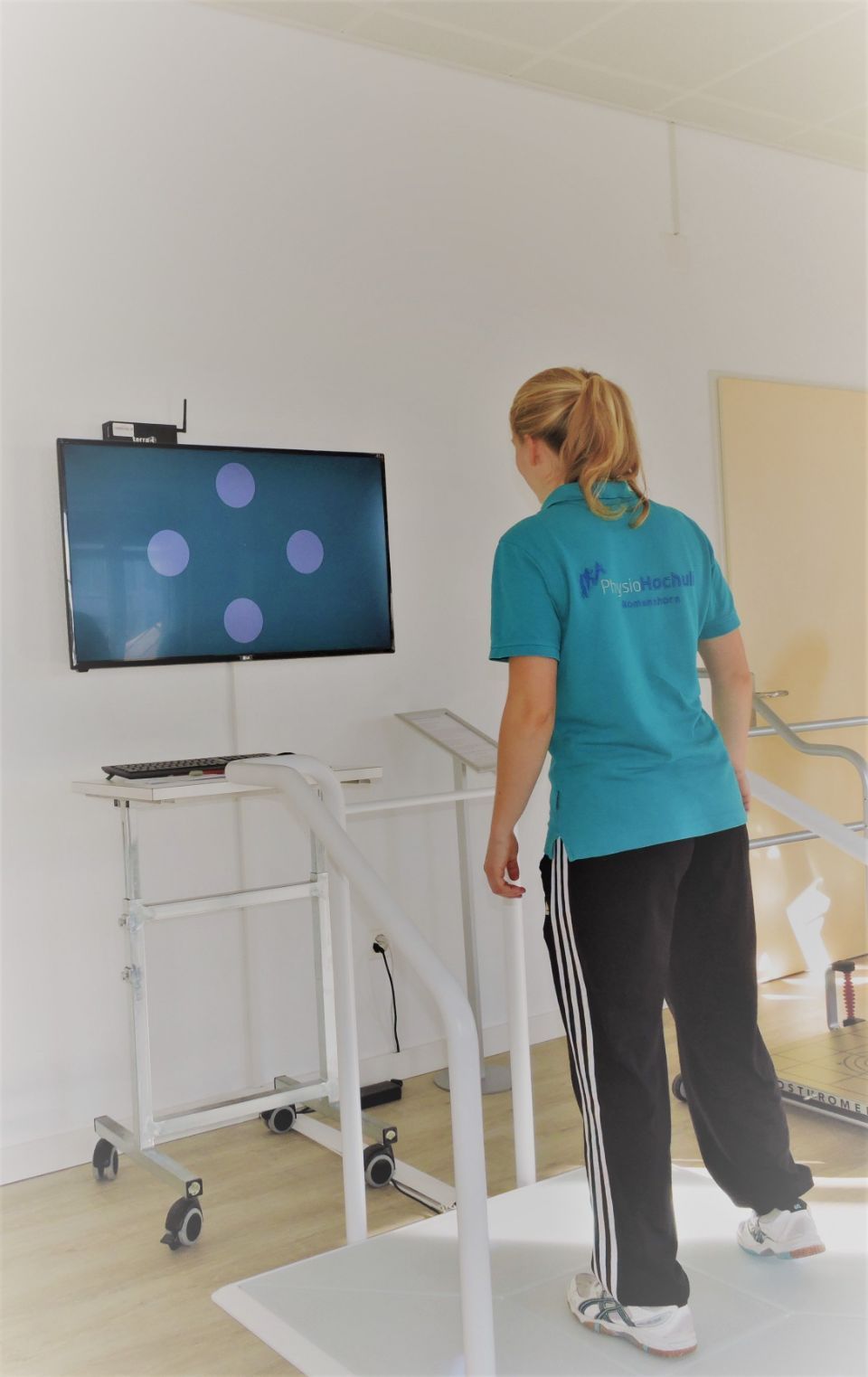 Frau auf einem Physiotherapiegerät