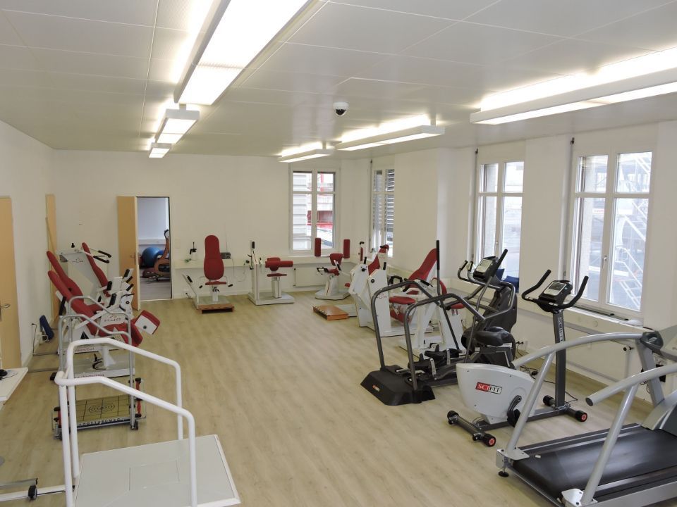 Saal mit Physiotherapiegeräten