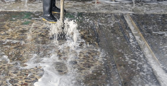 Brossage de tapis pendant le lavage