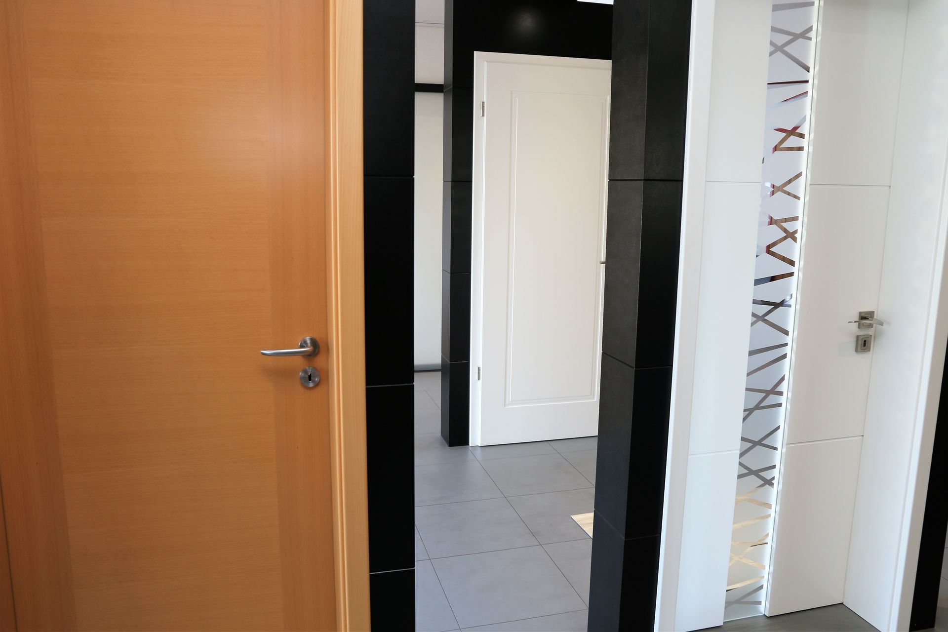 Plusieurs portes dans un showroom