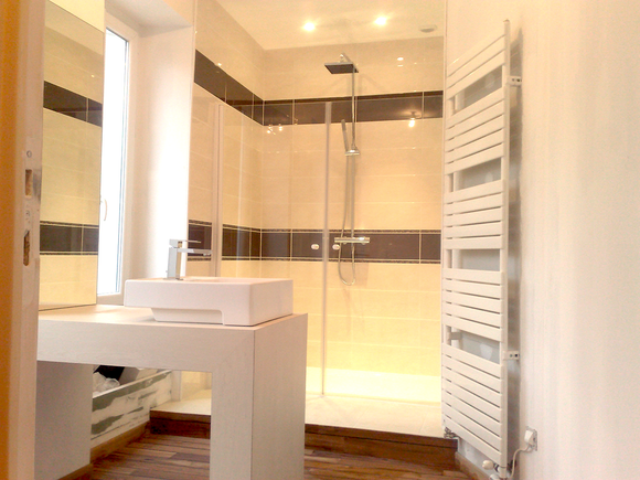 Une salle de bains en bois avec une douche à l'italienne
