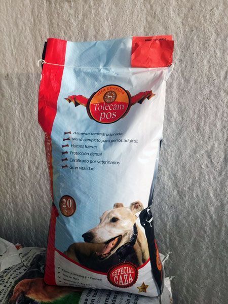 Una bolsa de comida para perros de Toledo tiene una imagen de un perro.