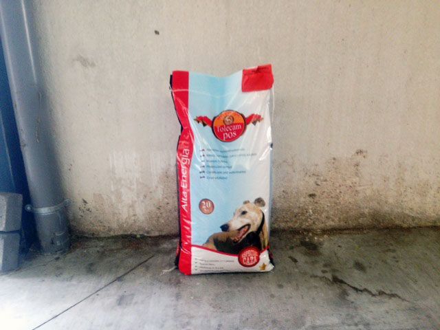 Una bolsa de comida para perros con la imagen de un perro.