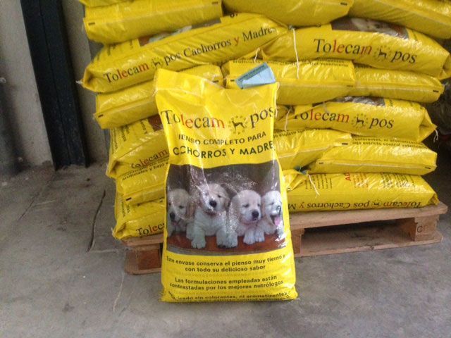 Una bolsa amarilla con la imagen de tres cachorros.