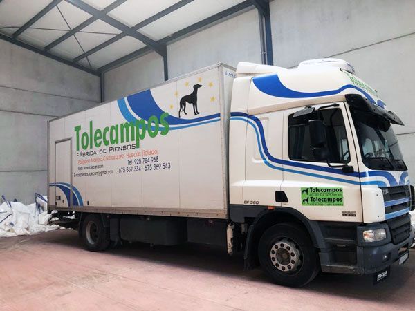 Una camioneta blanca con la palabra telecampos en el costado