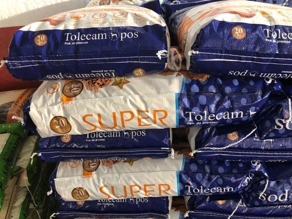 Una pila de toallitas Super Tolecam están apiladas una encima de otra.